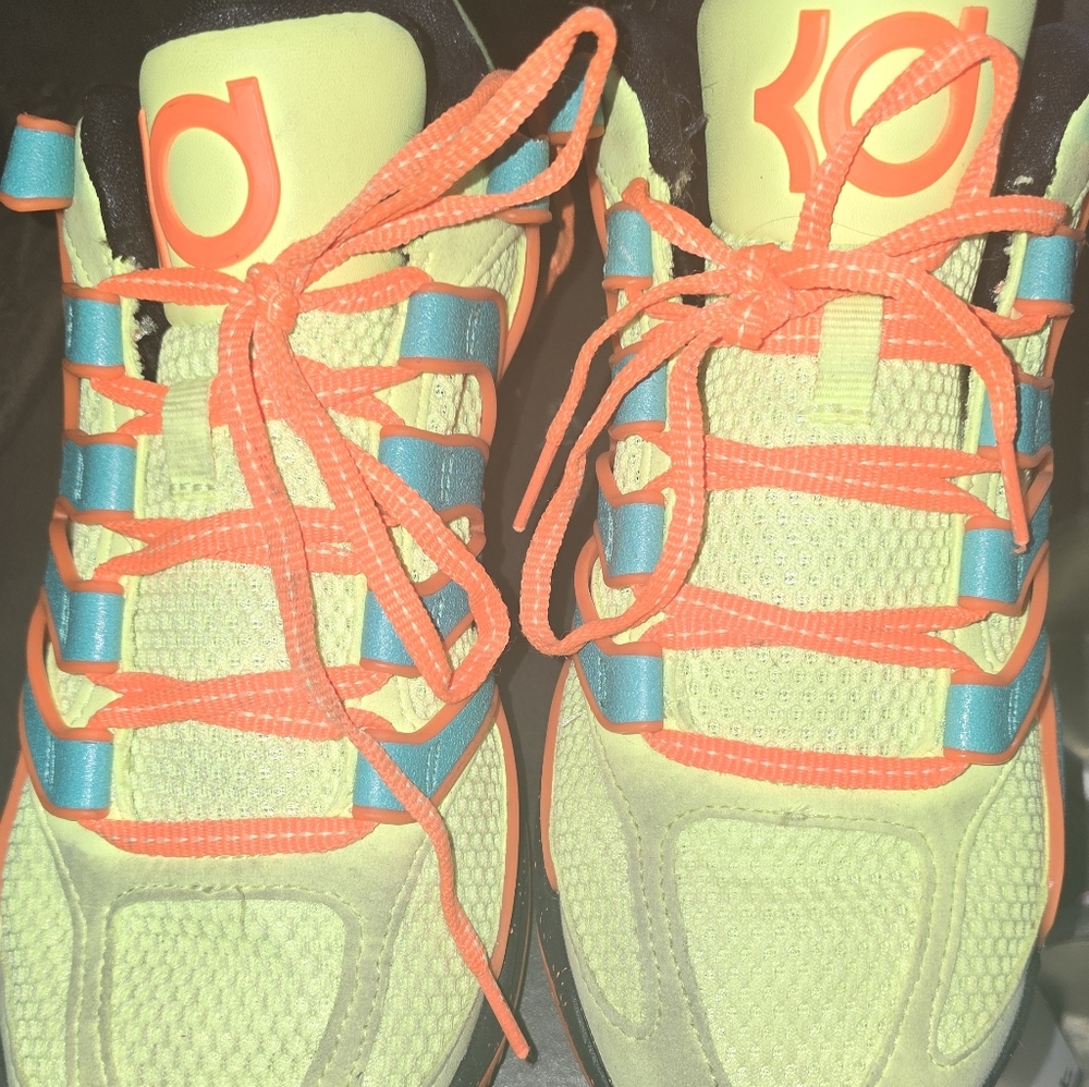 KD NIKE BASKETBALL SHOES. VIBRANT COLOR SIZE 8 1/2 Mens